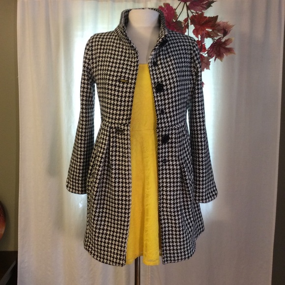 Bitten by Sarah Jessica Parker Jackets & Blazers - Bitten by SJP Houndstooth Coat 🍁